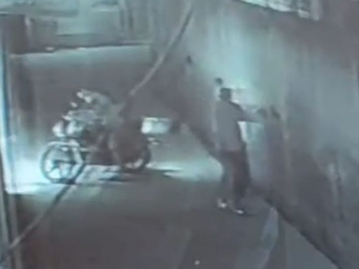 अलवर में नर्सिंग छात्रा से छेड़छाड़ का VIDEO:बाइक पर आए बदमाशों ने रास्ता रोककर छेड़ा; परिजनों का आरोप पुलिस ढिलाई बरत रही